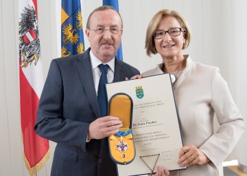 Der ehemalige Landespolizeidirektor von Niederösterreich Franz Prucher erhielt von Landeshauptfrau Johanna Mikl-Leitner das „Silberne Komturkreuz des Ehrenzeichens für Verdienste um das Bundesland Niederösterreich“ überreicht. (v.l.n.r.)