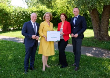 v.l. ecoplus Geschäftsführer Helmut Miernicki, Familien-Landesrätin Christiane Teschl-Hofmeister, Barbara Fuchs, Leiterin Personalmanagement bei ecoplus und Wirtschaftslandesrat Jochen Danninger