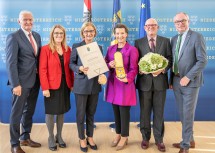 Von links nach rechts: LH-Stellvertreter Franz Schnabl, Landesrätin Ulrike Königsberger-Ludwig, Landeshauptfrau Johanna Mikl-Leitner, Bundesministerin a. D. Nationalrätin Gabriele Heinisch-Hosek, ihr Ehemann Walter Heinisch und LH-Stellvertreter Stephan Pernkopf.