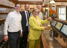 (v.l.) Andreas Graf, Mario Pulker, Landeshauptfrau Johanna Mikl-Leitner und Leo Graf.