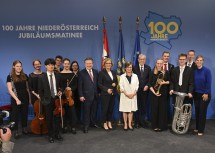 Die Ehrengäste der Jubiläumsmatinee mit den Mitgliedern des Jugendsinfonieorchesters Niederösterreich.