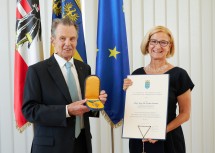 Dr. Sixtus Lanner wurde von Landeshauptfrau Johanna Mikl-Leitner das „Goldene Komturkreuz des Ehrenzeichens für Verdienste um das Bundesland Niederösterreich“ überreicht.