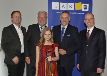 Über 25 Jahre Landesakademie freuen sich Univ.-Prof. Dr. Markus Hengstschläger, Klubobmann Mag. Klaus Schneeberger, Geschäftsführer Dr. Christian Milota und Rektor Mag. Friedrich Faulhammer mit der jungen Geigerin Martina Miedl.