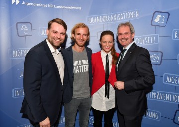 Bürgermeister Lukas Michlmayr, stellvertretender Vorsitzender des NÖ Jugendrates, Peter Alexander Hackmair, Theresa Kitzwögerer und Jugend-Landesrat Mag. Karl Wilfing beim NÖ Jugendforum 2017. (v.l.n.r.)