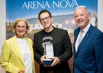 Landeshauptfrau Johanna Mikl-Leitner mit Schlagzeuger Thomas Land und Bürgermeister Klaus Schneeberger.