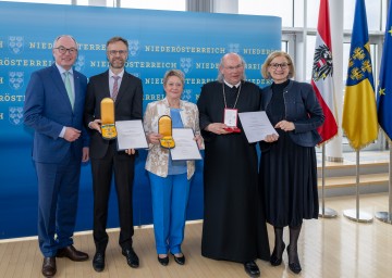 Von links nach rechts: LH-Stellvertreter Stephan Pernkopf, Superintendent a. D. Lars Müller-Marienburg, Superintendentialkuratorin Gisela Malekpour, Abt Georg Wilfinger und Landeshauptfrau Johanna Mikl-Leitner.