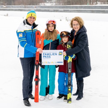 Sport-Landesrat Jochen Danninger und Familien-Landesrätin Christiane Teschl-Hofmeister mit Susanna und Magdalena.