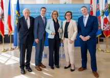 (v.l.n.r.) Der ehemalige Kreishauptmann von Südböhmen, Jan Zahradnik, Jan Grolich, Kreishauptmann Südmähren, Landeshauptfrau Johanna Mikl-Leitner, die Gmünder Bürgermeisterin Helga Rosenmayer und Martin Kukla, Kreishauptmann Vysočina.