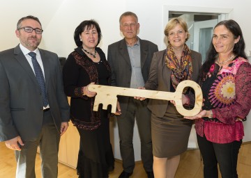 Eröffnung einer neuen Einrichtung für psychisch kranke Menschen in Kematen/Ybbs: Mag. Viktor Steinkellner von der Bezirkshauptmannschaft Amstetten, Bürgermeisterin Juliana Günther, Sozial-Landesrätin Mag. Barbara Schwarz, Dr. Robert Eder von der Psyworks GmbH und AnKA-Einrichtungsleiterin Mag. Renate Lettner. (v.l.n.r.)