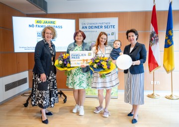 Landesrätin Christiane Teschl-Hofmeister (links) und NÖ Familienland-Geschäftsführerin Barbara Trettler (rechts) zogen anlässlich des 40-jährigen Geburtstages des NÖ Familienpasses eine eindrucksvolle Bilanz. Weiters im Bild: Sabine Reischek, die als Oma den NÖ Familienpass nutzt, ihre Tochter Verena mit Sohn Oskar.  