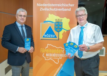 Zivilschutzprobealarm am 4. Oktober - Niederösterreich setzt auf Information und Vorbereitung. Im Bild von links nach rechts: Landesrat Martin Antauer und NÖ-Zivilschutzverband-Präsident Christoph Kainz 