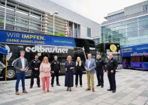 Busunternehmer Simon Edtbrustner, Landesrätin Ulrike Königsberger-Ludwig, Landeshauptfrau Johanna Mikl-Leitner, LH-Stellvertreter Stephan Pernkopf und Impfkoordinator Christof Constantin Chwojka mit dem durchführenden Team von Notruf 144 Niederösterreich.