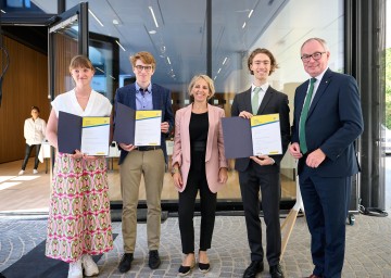 (v.l.n.r.): Elsa Schönwiese aus Eichgraben geht ans UK Kings College, Nikolaus Dräger aus Schweiggers geht an die Stanford University, ISTA Vizepräsidentin Gaia Novarino, Konrad Klier aus Klosterneuburg geht an die ETH Zürich und LH-Stellvertreter Stephan Pernkopf.