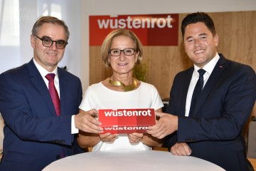Wüstenrot-Filiale in St. Pölten eröffnet. Im Bild von links nach rechts: Marktvorstand Andreas Grünbichler, Landeshauptfrau Johanna Mikl-Leitner und Regionaldirektor Tobias Kohl 