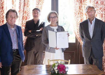 Freuen sich über die weitere Zusammenarbeit (von links): Künstlerischer Leiter Rudolf Buchbinder, NÖKU-Geschäftsführer Paul Gessl,  Landeshauptfrau Johanna Mikl-Leitner, Schlossbesitzer Tassilo Metternich-Sándor 