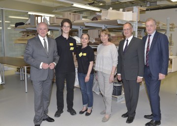 Besuch der New Design University in St. Pölten im Rahmen der „Langen Nacht der Forschung“: Landeshauptmann Dr. Erwin Pröll, Stefan Myczkowski, Univ.-Prof. (NDU) Dr. Beate Cesinger, Wirtschaftskammer-Präsidentin KommR Sonja Zwazl, Rektor Prof. Dr. Stephan Schmidt-Wulffen und Wirtschaftskammer-Direktor Dr. Franz Wiedersich. (v.l.n.r.)