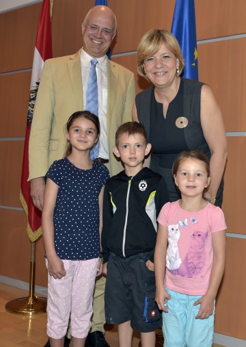 Ferienzeit in Niederösterreich zwischen Familie und Ferienbetreuung: Familien-Landesrätin Mag. Barbara Schwarz und Univ.-Prof. Dr. Wolfgang Mazal (Leiter Österr. Institut für Familienforschung) mit Klemens Mitterhauser, Anja und Lara Forstenlechner