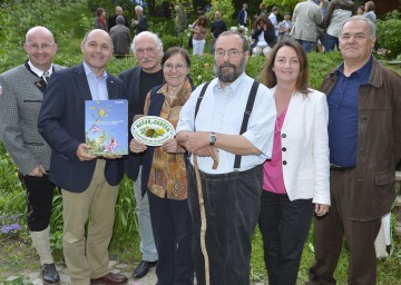 In Königstetten wurde kürzlich das Buch \"Ein Garten für das 21. Jahrhundert\" präsentiert. Bgm. Roland Nagl, LH-Stv. Mag. Wolfgang Sobotka, Lois Lammerhuber, Gertraud Grabherr, Univ.Prof. Georg Grabherr, Silvia Lammerhuber und Univ.-Prof. Arnold Suppan (v.l.n.r.) wohnten der Präsentation bei.