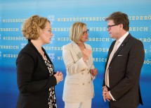 Landeshauptfrau Johanna Mikl-Leitner im Gespräch mit Bildungsminister Martin Polaschek und Bildungslandesrätin Christiane Teschl-Hofmeister bei der Pressekonferenz zur Vorstellung des „Bildungspaket Weinviertel“.