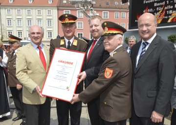 150 Jahre Freiwillige Feuerwehr Wiener Neustadt mit Landeshauptmann Dr. Erwin Pröll, Branddirektor Josef Bugnar, Bürgermeister Bernhard Müller, Landesfeuerwehrrat Franz Wöhrer und Vizebürgermeister Dr. Christian Stocker (v.l.n.r.).