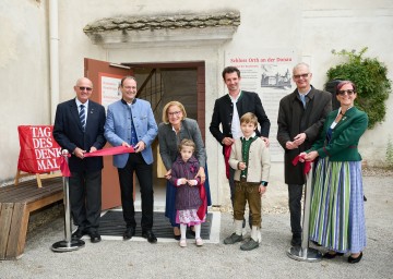 (v.l.) Johann Mayer, Bürgermeister Orth an der Donau, Kulturreferent und Geschäftsführender Gemeinderat Michael Kvasnicka, Landeshauptfrau Johanna Mikl-Leitner mit Marlene, Landtagsabgeordneter Rene Lobner mit Alexander, Herwig Hejtmanek von der Burghauptmannschaft und Vizebürgermeisterin Elisabeth Wagnes schnitten das Rote Band durch und eröffneten somit die renovierte Renaissance-Wendeltreppe wieder.