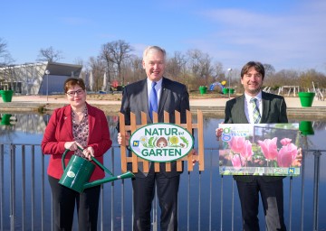 "Natur im Garten“ Geschäftsführerin Christa Lackner, Landesrat Martin Eichtinger und GARTEN TULLN Geschäftsführer Franz Gruber starten mit frischem Schwung in neue Gartenjahr 