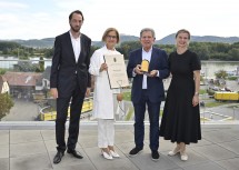 Bei der Ehrenzeichen-Verleihung an Hubert Looser in der Landesgalerie Krems, von links nach rechts: Der künstlerische Leiter der Kunsthalle Krems Florian Steininger, Landeshauptfrau Johanna Mikl-Leitner, Kunstsammler Hubert Looser und Geschäftsführerin Julia Flunger-Schulz.