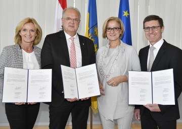 Angelobung der Kremser Stadtspitze: die 1. Vizebürgermeisterin Eva Hollerer (SP), Bürgermeister Reinhard Resch (SP), Landeshauptfrau Johanna Mikl-Leitner und der 2. Vizebürgermeister Erwin Krammer (VP) (v.l.n.r.)