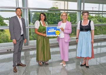 Walter Kirchler, Geschäftsführer der NÖ.Regional GmbH, Maria Forstner, Obfrau der NÖ Dorf-und Stadterneuerung, Landeshauptfrau Johanna Mikl-Leitner und Christine Lechner, Geschäftsführerin der NÖ.Regional GmbH weisen auf den Ideenwettbewerb 2022 hin.