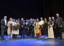 Landeshauptfrau Johanna Mikl-Leitner (Bildmitte), Kulturamtsleiter Alfred Kellner, Volkskultur-Geschäftsführerin Manuela Göll (12. von rechts), Kultur.Region.Niederösterreich-Geschäftsführer Martin Lammerhuber (8. von rechts) und Weihbischof Stephan Turnovszky (rechts) mit den Musikerinnen und Musikern des Abends.