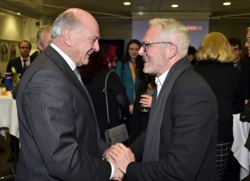 Bei der Präsentation des Films \"Wissen schaffen – Ein Streifzug durch Niederösterreich\": Landeshauptmann Dr. Erwin Pröll und Gestalter Othmar Schmiderer. (v.l.n.r.)