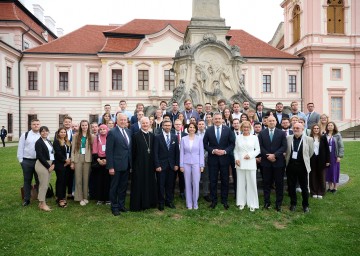 Gruppenfoto der Ehrengäste mit den jugendlichen Teilnehmern aus unterschiedlichen Ländern der Europäischen Union.