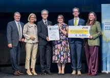 Landeshauptfrau Johanna Mikl-Leitner und WKNÖ-Präsident Wolfgang Ecker (li.) sowie Andrea Edelmann, Head of Innovation vom Preissponsor EVN, mit den Siegerteam in der Kategorie „Nachhaltige Innovation“ der GKT GmbH.