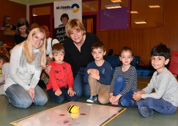 Im Bild von links nach rechts: Julia Sylvester (Kindergartenpädagogin) und Landesrätin Barbara Schwarz unternahmen erste Programmierschritte mit Kindern des NÖ Landeskindergartens Pernerstorferplatz in St. Pölten