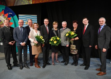 Im Bild von links nach rechts: Benno Sulzberger (Landesobmann Seniorenring NÖ), Prof. Ewald Sacher (Präsident Volkshilfe NÖ), Manfred und Edith Henzl (Veranstalter Seniorenmesse), Matthias Stadler (Bürgermeister St. Pölten), Landesrätin Mag. Barbara Schwarz, Herbert Nowohradsky (Landesobmann NÖs Senioren), Michaela Hinterholzer (Präsidentin Hilfswerk NÖ), Dr. Hannes Bauer (Landespräsident Pensionistenverband NÖ), Michael Pap (Obmannstellvertreter NÖGKK)