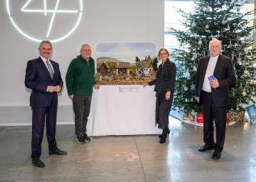 Landeshauptfrau Johanna Mikl-Leitner, Landtagspräsident Karl Wilfing (l.) und St. Pöltens Bischof Alois Schwarz (r.) präsentieren zusammen mit Krippen-Obmann Otto Reisenbauer die „Bucklige Welt-Krippe“ im Landhaus. 