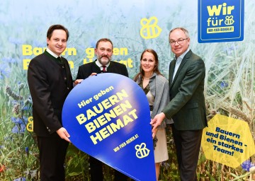 LH-Stellvertreter Stephan Pernkopf, die Jung-Landwirtin Elisabeth Kern, Imkermeister Wolfgang Messner und Johannes Schmuckenschlager, Präsident der NÖ Landwirtschaftskammer, präsentierten im Haus für Natur im Museum Niederösterreich in St. Pölten die neue Kampagne „Wir für Bienen“ (v.r.n.l.).