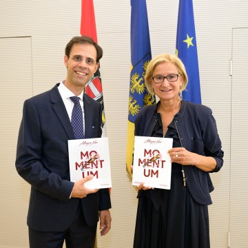 Festivalleiter Vahid Khadem-Missagh und Landeshauptfrau Johanna Mikl-Leitner informieren zum diesjährigen Kammermusikfestival Allegro Vivo.