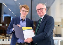 LH-Stv. Stephan Pernkopf mit Nikolaus Dräger aus Schweiggers, der dank des NÖ Exzellenzstipendiums sein Masterstudium an der Stanford University antreten kann.