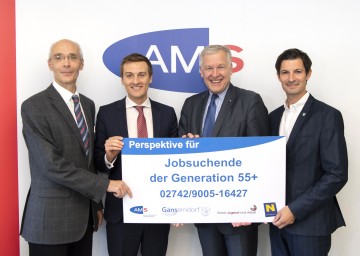 Im Bild von links nach rechts: Alfred Walbert vom AMS-Gänserndorf, AMS-NÖ Leiter Sven Hergovich, Landesrat Martin Eichtinger, Bürgermeister René Lobner