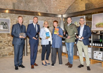 Von links nach rechts: Michael Duscher, Geschäftsführer Niederösterreich Werbung, Tourismuslandesrat Jochen Danninger, Landeshauptfrau Johanna Mikl-Leitner, Autorin Eva Rossmann, Johannes Schmuckenschlager, der Präsident der Landwirtschaftskammer sowie Wolfgang Hamm,  Leiter Weingut Stift Klosterneuburg.