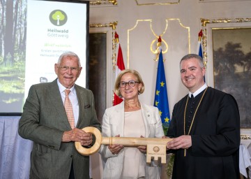 IMC-Aufsichtsratsvorsitzender und Projektinitiator Heinz Boyer, Landeshauptfrau Johanna Mikl-Leitner und Abt Patrick Schöder bei der symbolischen Schlüsselübergabe anlässlich der Eröffnung des Heilwaldes in Göttweig.