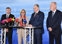 Bei der Pressekonferenz im NÖ Landhaus: Der designierte Landesrat Gottfried Waldhäusl, Landeshauptfrau Johanna Mikl-Leitner, der designierte Landeshauptfrau-Stellvertreter Franz Schnabl und VP-Klubobmann Klaus Schneeberger.