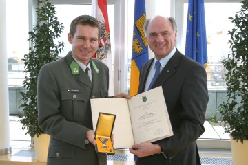 Landeshauptmann Dr. Erwin Pröll überreicht heute Franz Stocher ein hohes Landesehrenzeichen. Der Rad-Bahn-Weltmeister des Vorjahres ist einer der erfolgreichsten Radsportler Österreichs.