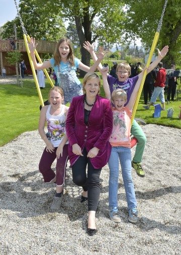 Familien-Landesrätin Mag. Barbara Schwarz und Kinder bei der Spielplatzeröffnung in Zeiselmauer-Wolfpassing.