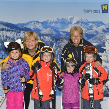 Die beiden Landesrätinnen Barbara Schwarz (links) und Petra Bohuslav (rechts) freuen sich mit Aurelia, Alexander, Magdalena und Maximilian auf Familienskivergnügen zum halben Preis.