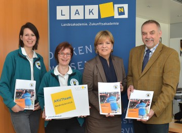 Präsentation des Jahresberichtes des AKUTteam NÖ: Mag. Sandra Pitzl (Leitung AKUTteam Psychologie), Mag. Elisabeth Weber-Schigutt (Leitung AKUTteam Sozialarbeit), Landesrätin Mag. Barbara Schwarz und Dr. Christian Milota, Geschäftsführer der NÖ Landesakademie. (v.l.n.r.)