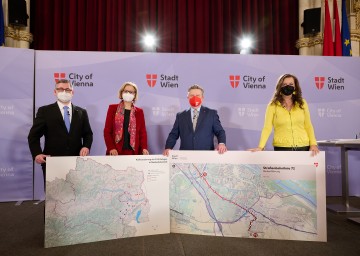 Landesrat Ludwig Schleritzko, Landeshauptfrau Johanna Mikl-Leitner, Bürgermeister Michael Ludwig und Stadträtin Ulli Sima stellten die Pläne zur Verlängerung der Straßenbahn bis nach Schwechat vor (v.l.n.r.).