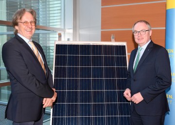 Präsentierten die Strategie zum Ausbau von Photovoltaik-Anlagen (v.l.n.r.): Präsident Thomas Knoll (Österreichische Gesellschaft für Landschaftsarchitektur) und LH-Stellvertreter Stephan Pernkopf.