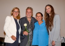 Im Bild von links nach rechts: Landeshauptfrau Johanna Mikl-Leitner, Jubilar Günther Frank-Schmidek, Tochter Sonja Lindner-Schmidek und Enkelsohn Sebastian Lindner